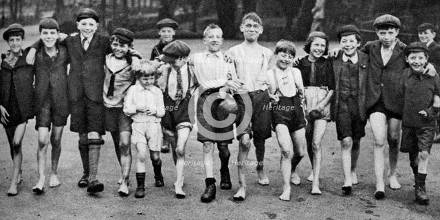A group of summer paddlers heading for the Serpentine, London, 1926-1927. Artist: Unknown