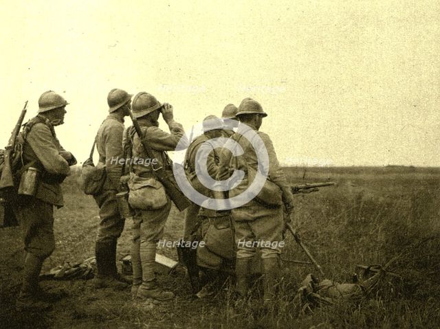'' A l'est de Montdidier; Mitrailleuse tirant a decouvert sur des groupes d'ennemis en..., 1918. Creator: Unknown.