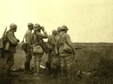 A l'est de Montdidier; Mitrailleuse tirant a decouvert sur des groupes d'ennemis en..., 1918. Creator: Unknown