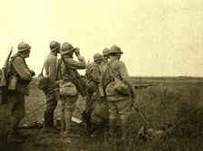 A l'est de Montdidier; Mitrailleuse tirant a decouvert sur des groupes d'ennemis en..., 1918. Creator: Unknown