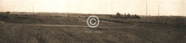 'A l'est de Montdidier; batterie d'artillerie de campagne progressant avec l'infanterie', 1918. Creator: Unknown.