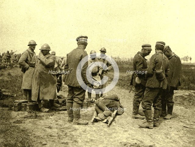 '' A l'est de Montdidier; Halte de prisonniers allemands ramenant un blesse', 1918. Creator: Unknown.