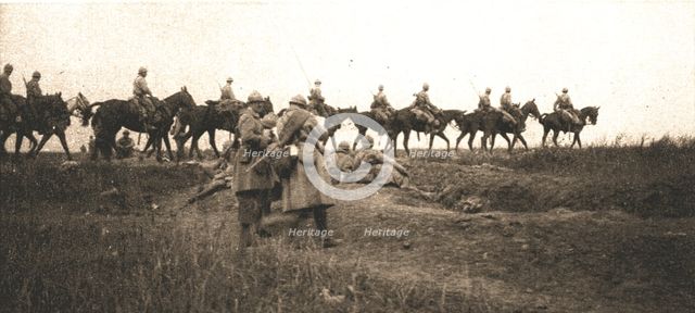 'A l'est de Montdidier; pelotons de dragons en soutien d'infanterie', 1918. Creator: Unknown.