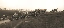 A l'est de Montdidier; pieces de 155 portees sur des positions avancees 1918. Creator: Unknown