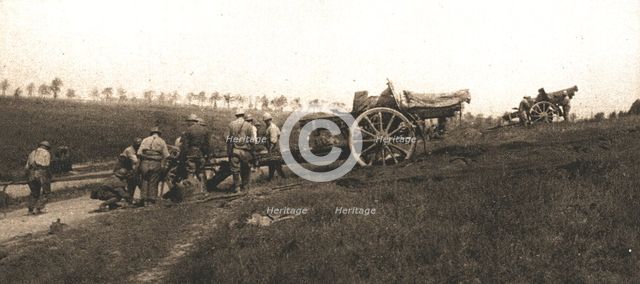 'A l'est de Montdidier; pieces de 155 portees sur des positions avancees', 1918. Creator: Unknown.