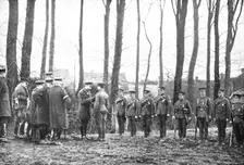 A L'Honneur; Le roi George V decore des soldats anglais ave le Distinguished Service Order 1914. Creator: Unknown