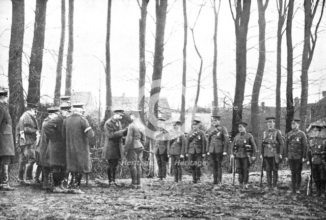 'A L'Honneur; Le roi George V decore des soldats anglais ave le Distinguished Service Order', 1914. Creator: Unknown.