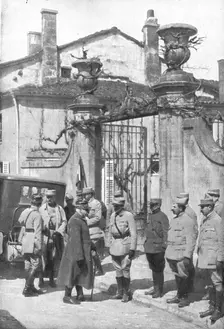 A la division Mangin; Au quartier general de la division: le general de Castelnau..., 1916 (1924) Creator: Unknown