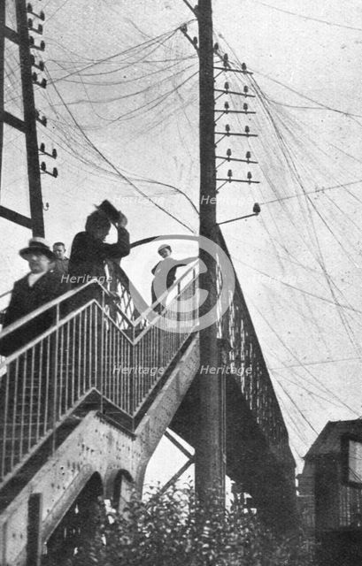 'A la gare de Diest, il n'a pas laisse intact un fil telegraphique', 1914. Creator: Unknown.