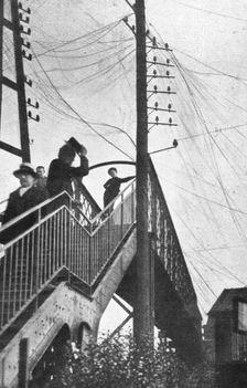 A la gare de Diest, il n'a pas laisse intact un fil telegraphique 1914. Creator: Unknown