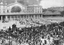 'A la Gare de L'est; pendant la periode de mobilisation 1914. Creator: Andre Devambez