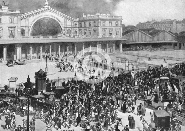 ''A la Gare de L'est; pendant la periode de mobilisation', 1914. Creator: Andre Devambez.