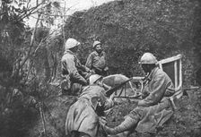 A la "Maisonnette" - Une elegante chaise longue, de forme dite "duchess" 1916. Creator: Unknown