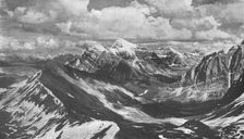 A la memoire de Miss Edith Cavell; la cime neigeuse des Montagnes Rocheuses a laquelle..., 1916. Creator: Unknown