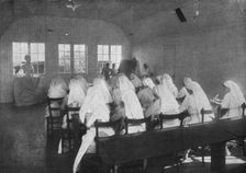 A la memoire de Miss Edith Cavell; Un cours d'infirmieres professionnelles dans les locaux..., 1916 Creator: Unknown