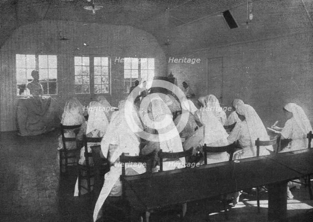 'A la memoire de Miss Edith Cavell; Un cours d'infirmieres professionnelles dans les locaux..., 1916 Creator: Unknown.