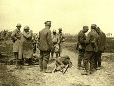 A l'est de Montdidier; Halte de prisonniers allemands ramenant un blesse 1918. Creator: Unknown