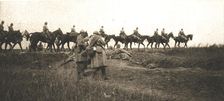 A l'est de Montdidier; pelotons de dragons en soutien d'infanterie 1918. Creator: Unknown