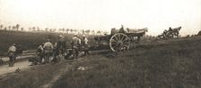 A l'est de Montdidier; pieces de 155 portees sur des positions avancees 1918. Creator: Unknown