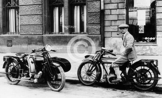 A man on a Norton bike, Model 16H 490cc SV, 1924. Artist: Unknown