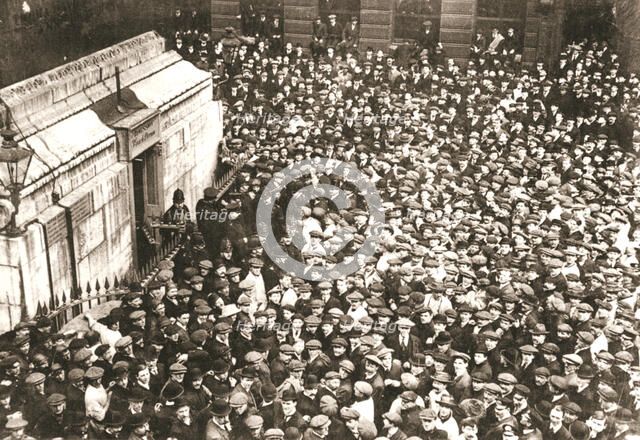 A mass of spectators at the Monument, London, 18 April 1913. Artist: Unknown