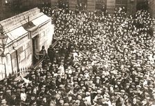 A mass of spectators at the Monument, London, 18 April 1913