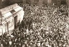 A mass of spectators at the Monument, London, 18 April 1913. Creator: Unknown