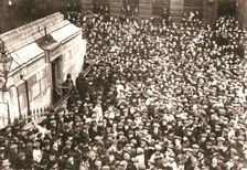 A mass of spectators at the Monument, London, 18 April 1913. Creator: Unknown