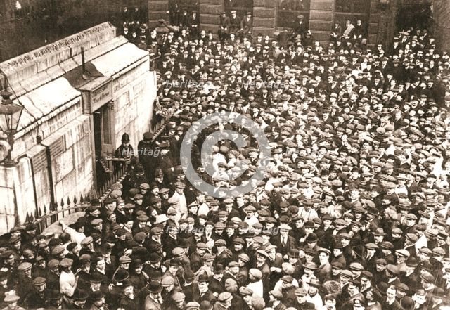 A mass of spectators at the Monument, London, 18 April 1913. Creator: Unknown.