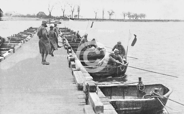 'A Mayence et a Wiesbaden; le premier pont francais jete sur le Rhin, en avent de Mayence... 1918. Creator: Unknown.