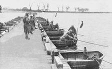 A Mayence et a Wiesbaden; le premier pont francais jete sur le Rhin, en avent de Mayence... 1918. Creator: Unknown