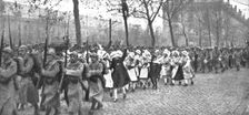 A Metz; L'entrée des Francais, le 19 novembre 1918: au defile des troupes se sont..., 1918. Creator: Unknown