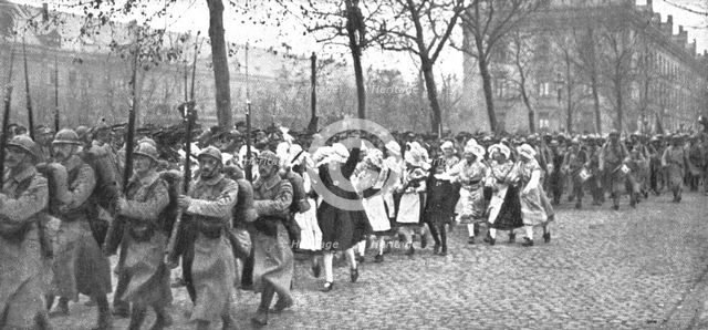 'A Metz; L'entrée des Francais, le 19 novembre 1918: au defile des troupes se sont..., 1918. Creator: Unknown.