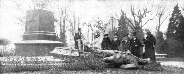 'A Metz; Le prince Frederic-Charles, gisant sur le sol de l'Esplanade', 1918. Creator: Unknown.