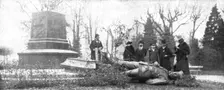A Metz; Le prince Frederic-Charles, gisant sur le sol de l'Esplanade 1918. Creator: Unknown