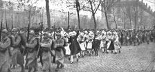A Metz; L'entrée des Francais, le 19 novembre 1918: au defile des troupes se sont..., 1918. Creator: Unknown