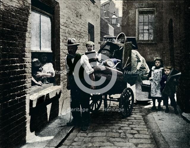 A move in 'Slumopolis', London, c1901 (1901). Artist: Unknown.