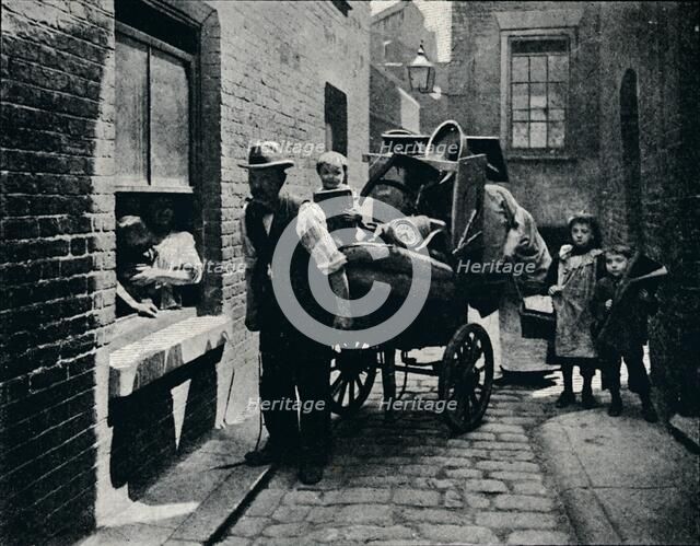 A move in 'Slumopolis', London, c1901 (1901). Artist: Unknown.