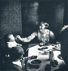 A nice hot dinner 1941. Artist: Cecil Beaton