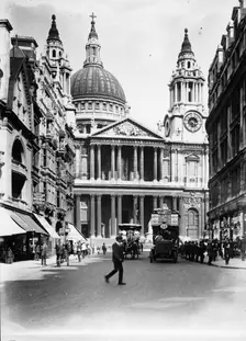 A number thirteen bus along Ludgate Hill, 1910