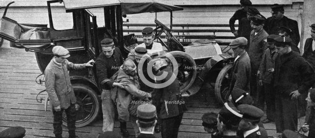 a Ostende des Belges consacrent d'infinies precautions au transport d'un blesse allemand', 1914. Creator: Unknown.