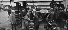 a Ostende des Belges consacrent d'infinies precautions au transport d'un blesse allemand 1914. Creator: Unknown