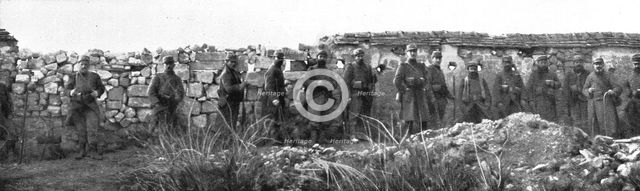 ''A Perthes-les Hurlus; Derriere chacune de ces meurtrieres se tient un de nos soldats', 1915. Creator: Unknown.