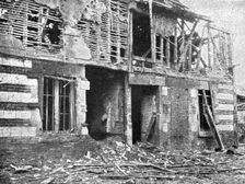 'A Perthes-les Hurlus; Une maison et la rue de l'Eglise a Perthes-les Hurlus 1915. Creator: Unknown