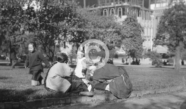 A picnic on Portsmouth Square, Chinatown, San Francisco, between 1896 and 1906. Creator: Arnold Genthe.