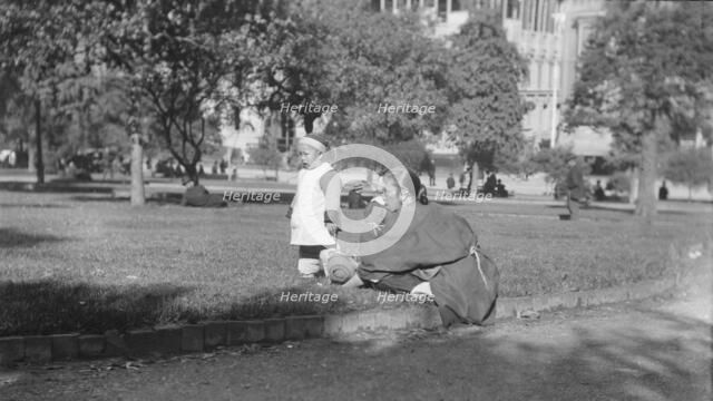 A picnic on Portsmouth Square, Chinatown, San Francisco, between 1896 and 1906. Creator: Arnold Genthe.