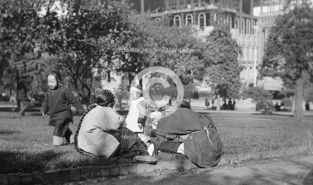 A picnic on Portsmouth Square, Chinatown, San Francisco, between 1896 and 1906. Creator: Arnold Genthe.
