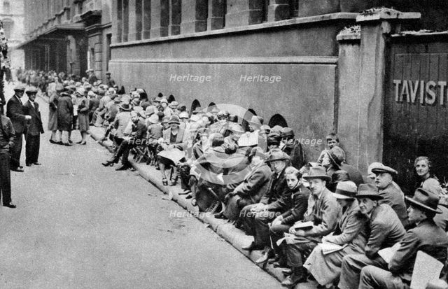 A queue for first night tickets in Covent Garden, London, 1926-1927. Artist: Unknown