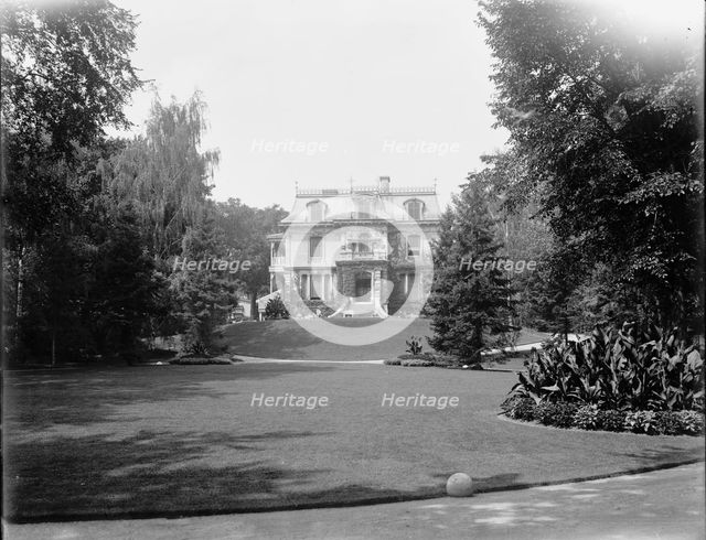 A residence on Sherwood Ave. (i.e. Crescent), Montreal, between 1900 and 1906. Creator: William H. Jackson.