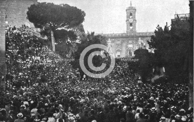 'A Rome : L'Anniversaire de l'entrée en guerre de l'Italie. --La foule sur les rampes du...mai 1916. Creator: Unknown.